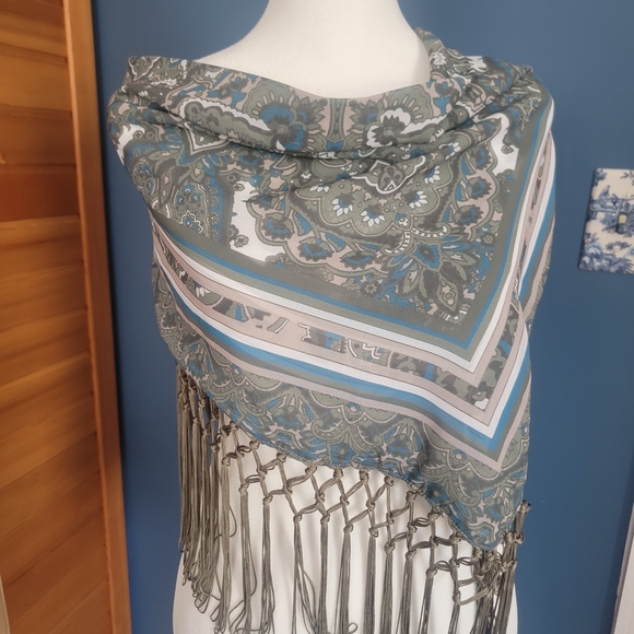 Accessories - Elegant Paisley Fringe Scarf